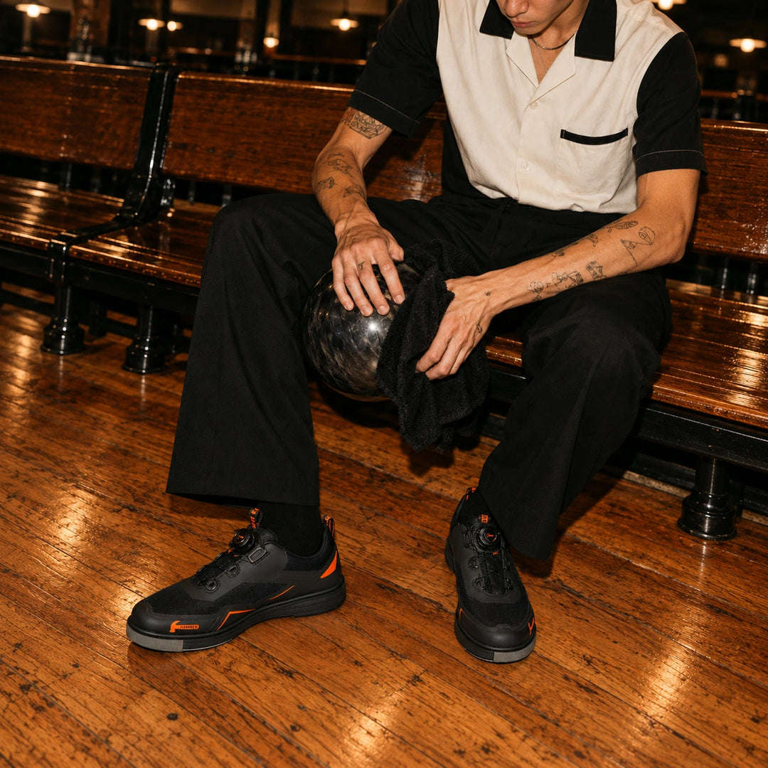 Joueur de bowling portant les chaussures Hammer Vibe noir/orange — photo carrée 1:1